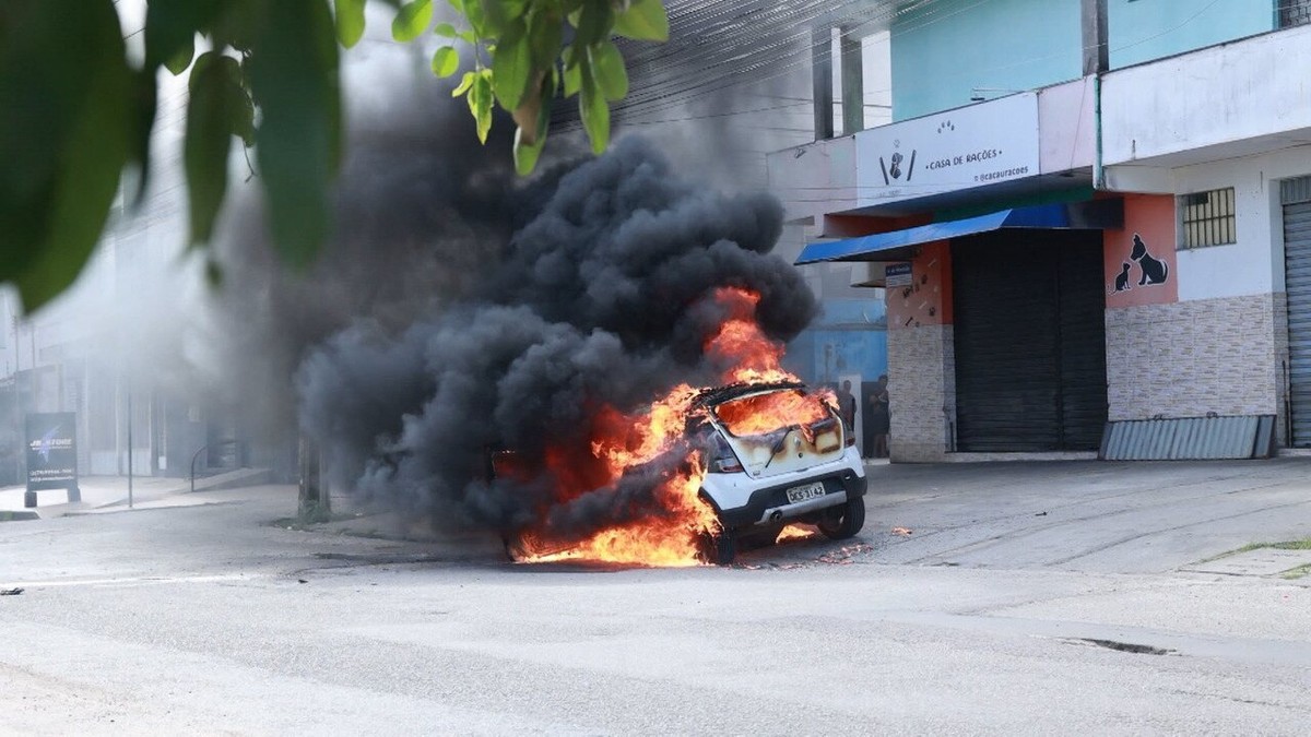 Carro pega fogo em avenida de Aracaju