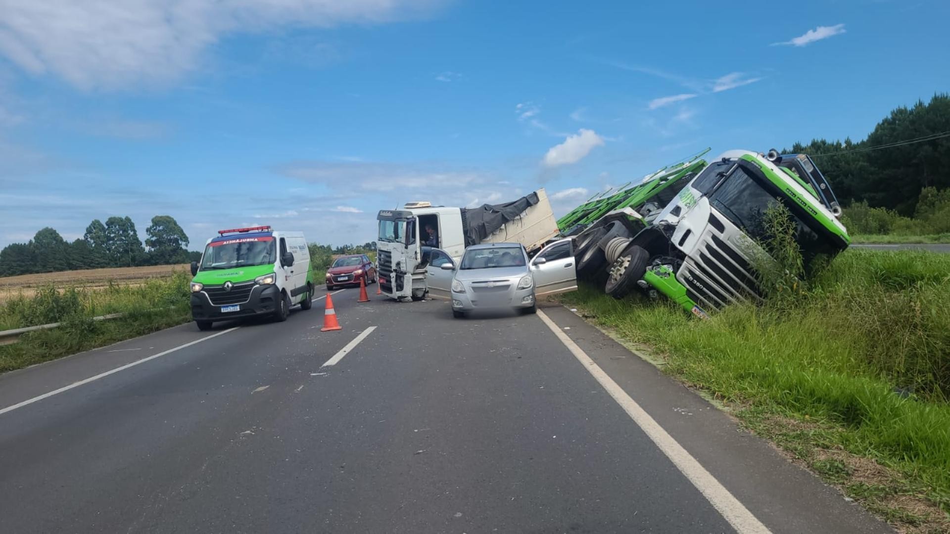 Batida entre dois caminhões carregados provoca bloqueio e congestionamento na BR-376, no Paraná