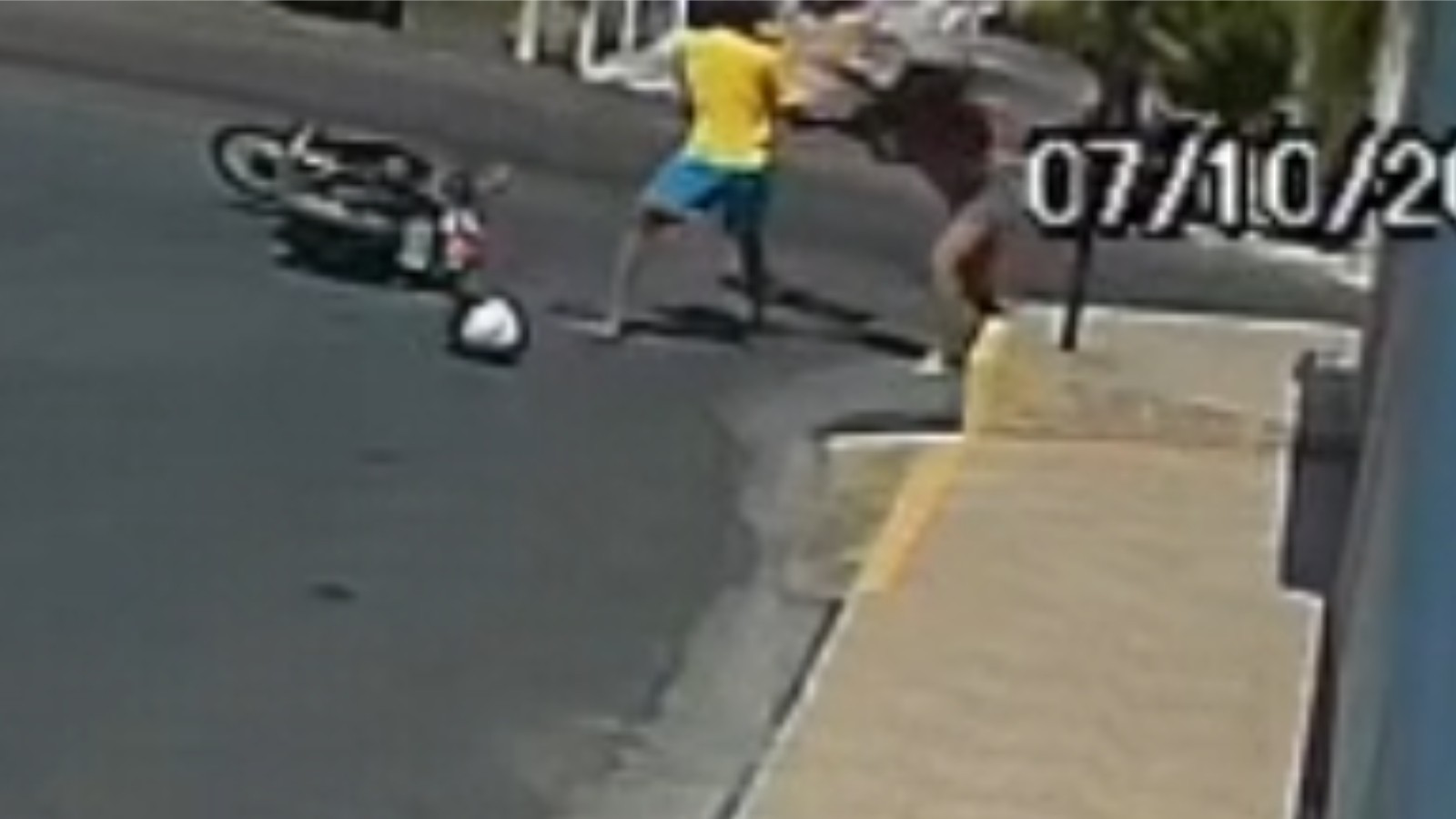 Mulher luta e impede que criminosos levassem a moto dela; vídeo