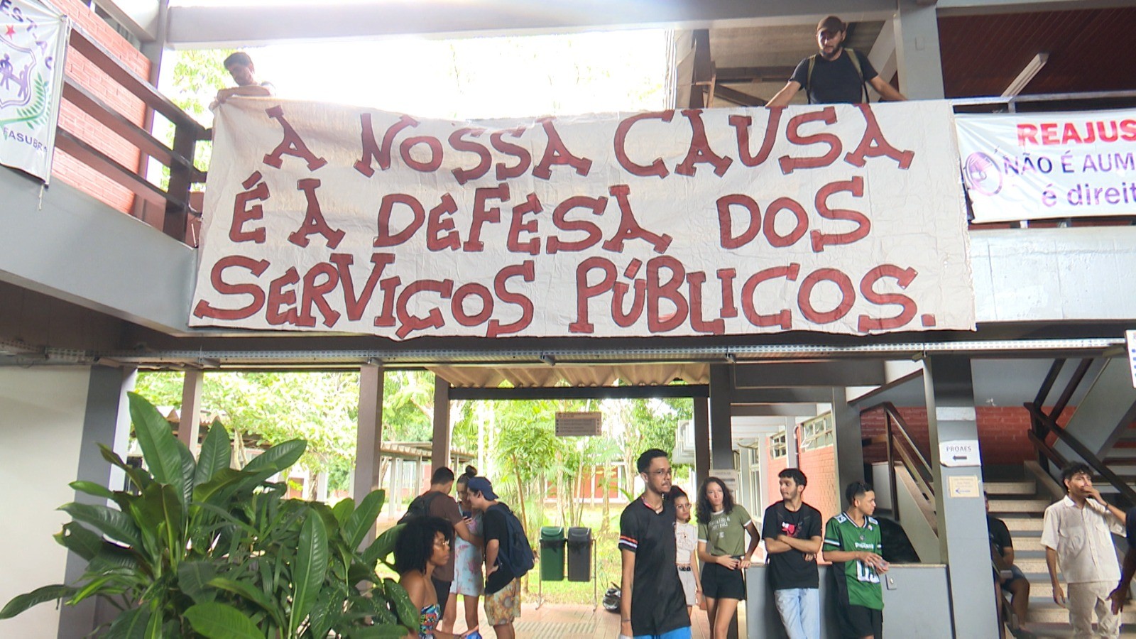 Com professores e técnicos em greve, alunos reivindicam abertura do restaurante universitário e auxílios 