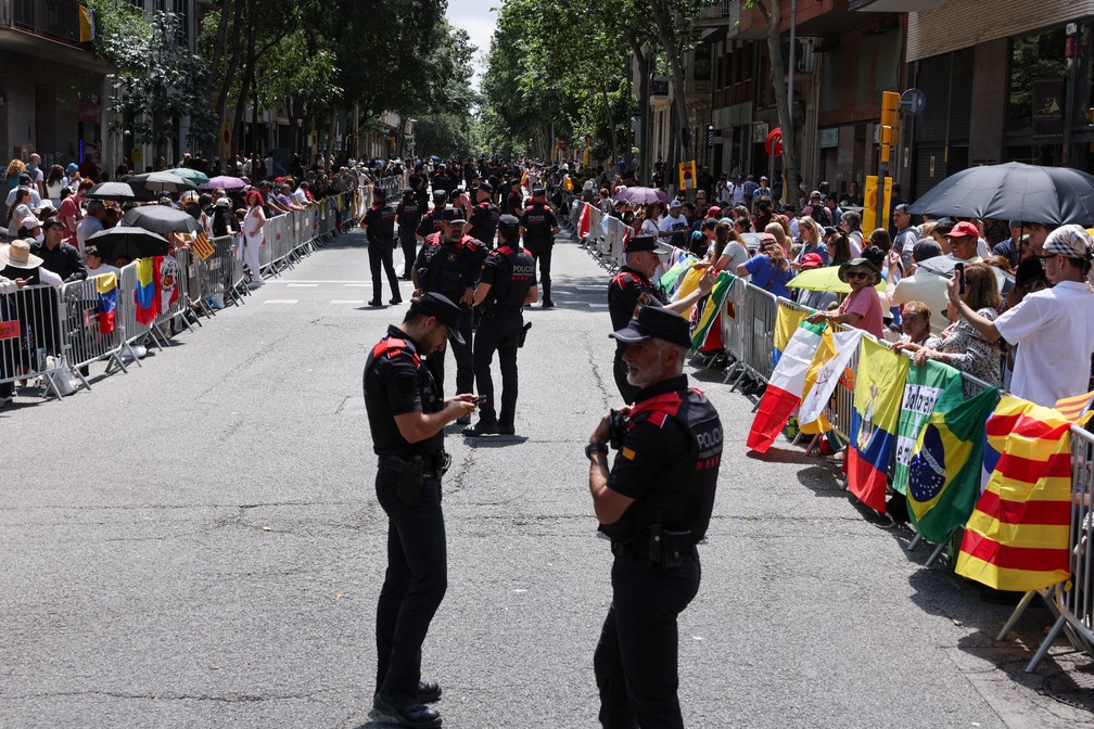 Fiéis lotam calçadas em rua de Barcelona que leva à Basílica da Sagrada Família à espera da passagem do papa Leão XIV em 10 de junho de 2026. — Foto: REUTERS/Nacho Doce