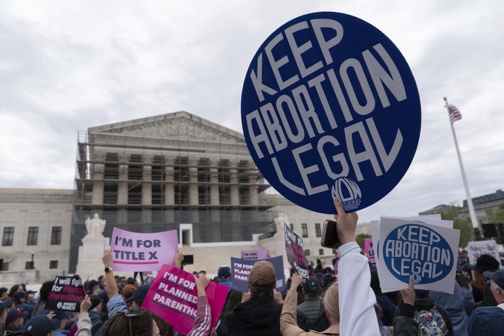 Ativistas pelos direitos ao aborto se manifestando em frente à Suprema Corte em Washington antes da decisão que estabeleceu autonomia dos estados no tema. — Foto: AP/Jose Luis Magana, arquivo