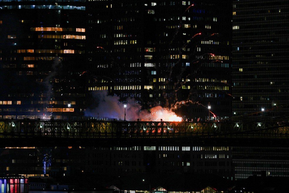 Incêndio na Ponte do Brooklyn, em Nova York, durante queima de fogos dos 250 anos de independência dos EUA em 4 de julho de 2026. — Foto: REUTERS/Angelina Katsanis