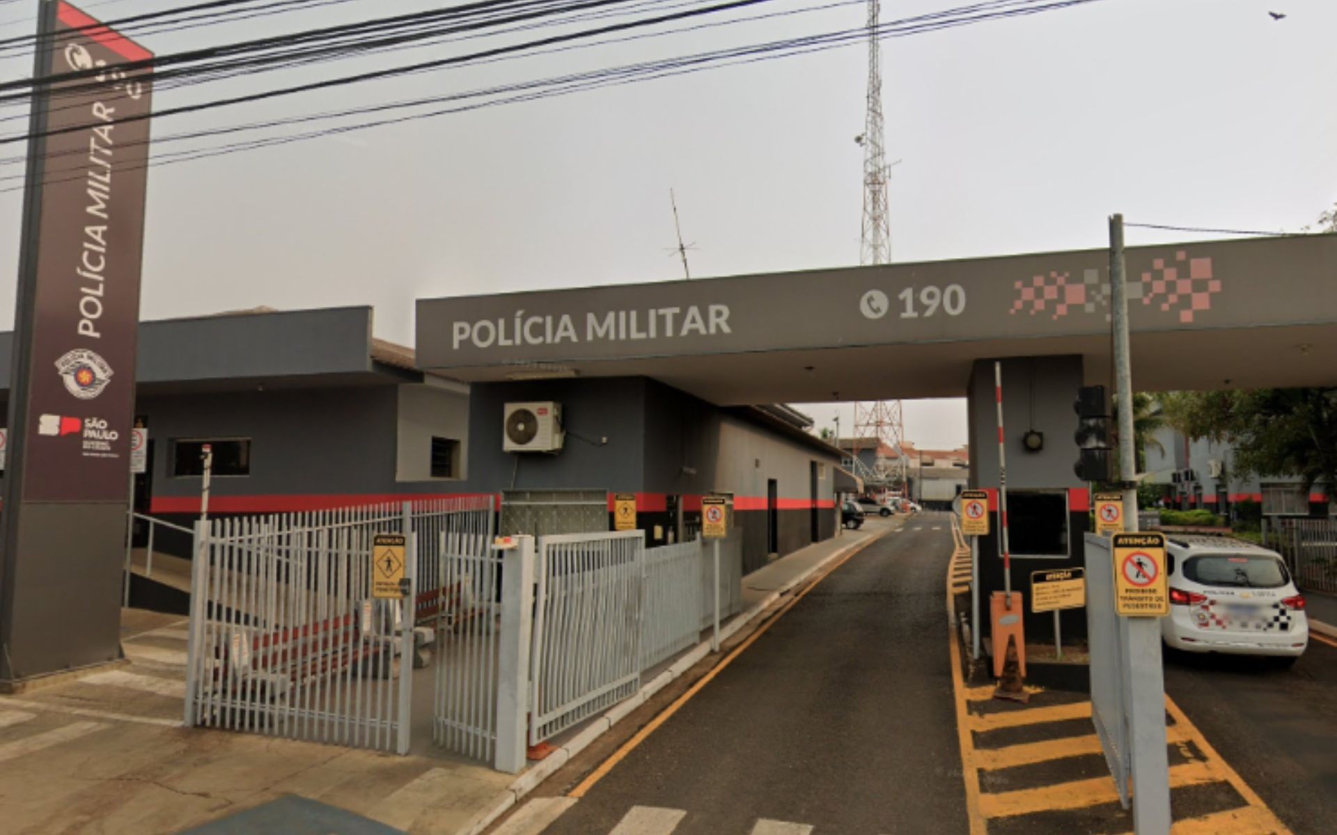 Homem tem carro roubado ao sair de barbearia, sobe no capô para tentar impedir crime e é atropelado por suspeito 