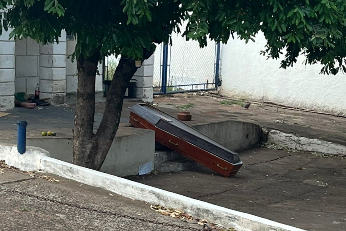 Caixão abandonado em avenida de Presidente Prudente assusta moradores