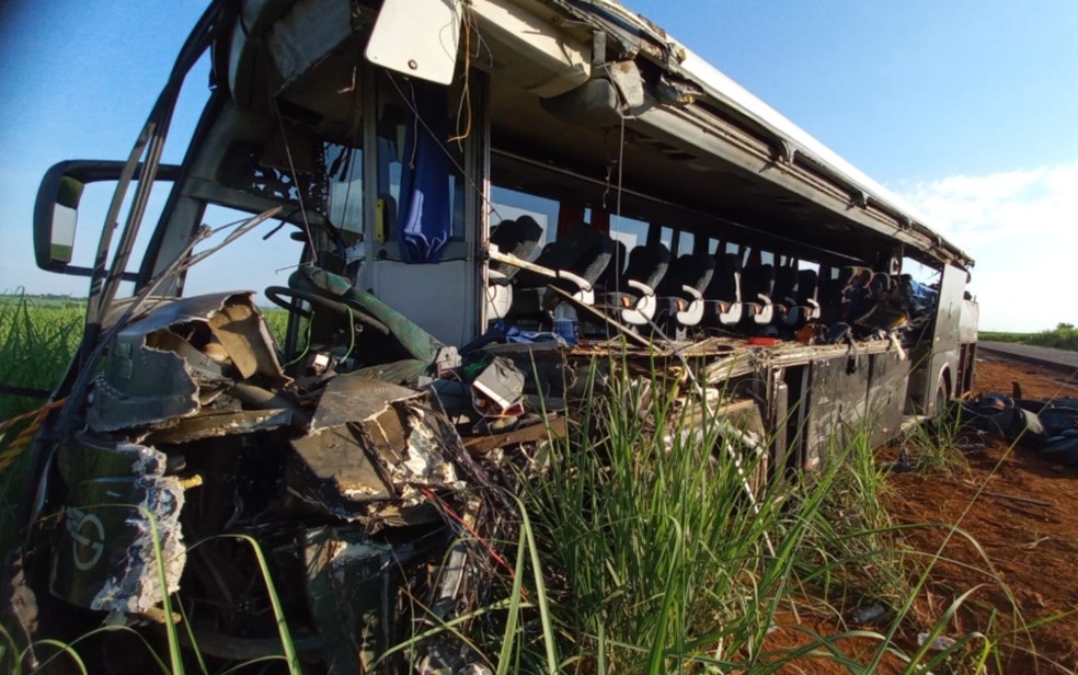 Ônibus que colidiu com caminhão entre Nuporanga (SP) e São José da Bela Vista (SP) ficou destruído — Foto: Samuel Santos/CBN Ribeirão