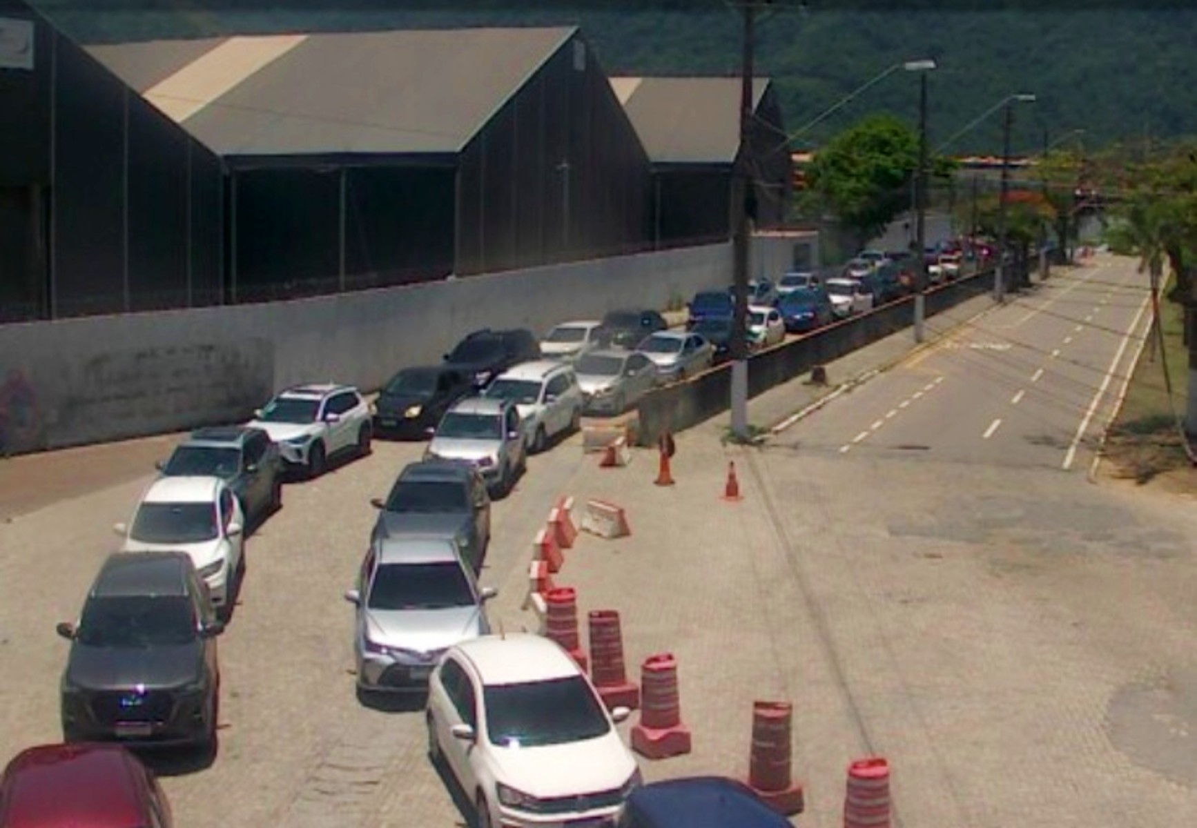 Balsa para Ilhabela tem longa fila de espera; estradas no Litoral Norte estão com tráfego intenso