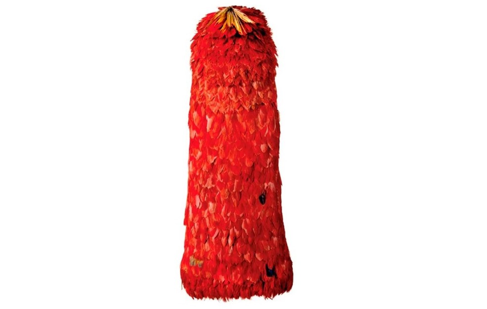 Manto tupinambá do século XVI, feito de penas de guará, que está no Museu Nacional, no Rio.  — Foto: Reprodução Exposição Os Primeiros Brasileiros/Museu Nacional (UFRJ)