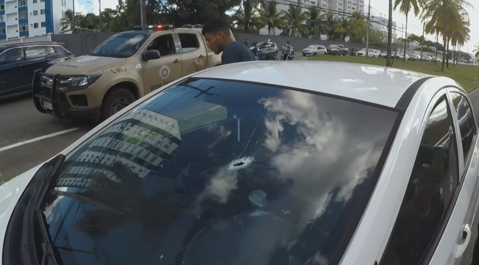 Troca de tiros durante perseguição policial deixa um suspeito morto e mulher ferida na principal avenida de Salvador — Foto: Reprodução/TV Bahia