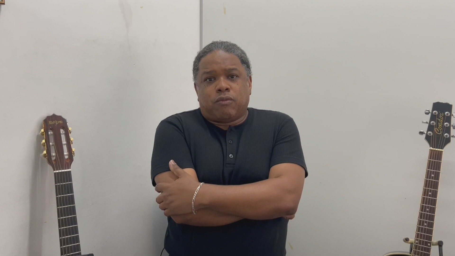 Músico negro acusado de furtar o próprio violão ganha ação por discriminação racial e deverá receber R$ 30 mil