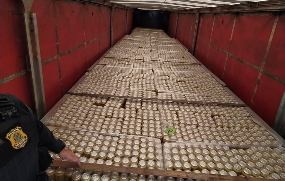 PRF apreende carga de 46 mil latas de cerveja em carreta adulterada na Fernão Dias — Foto: Divulgação/PRF