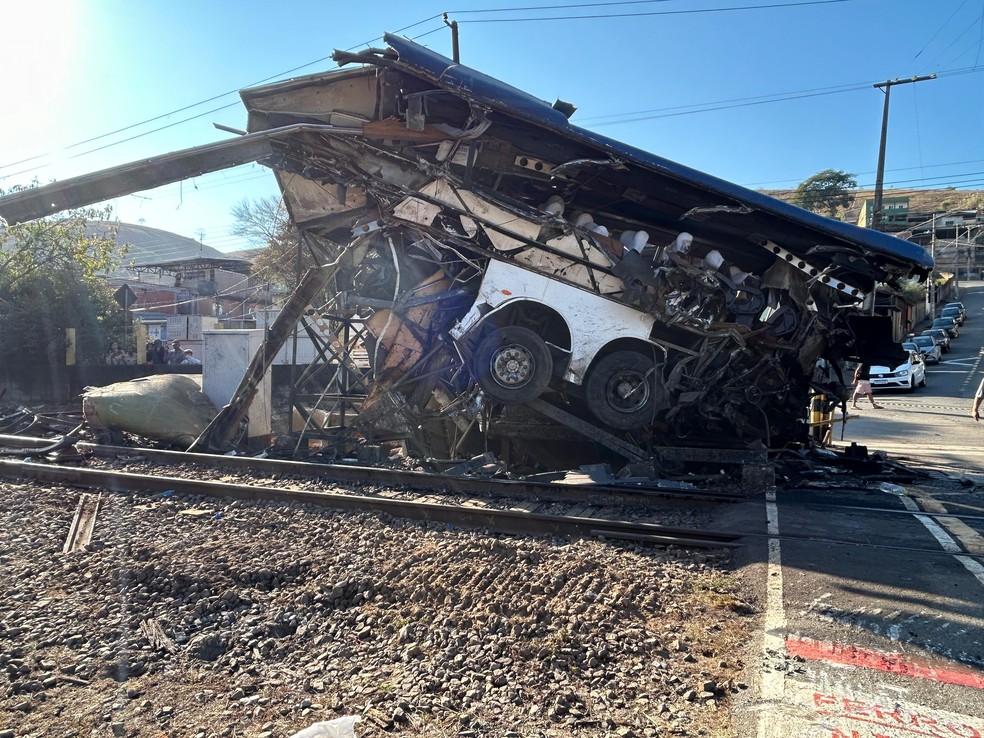 nibus  atingido por trem em Juiz de Fora e fica destrudo — Foto: Gabriel Landim/TV Integrao