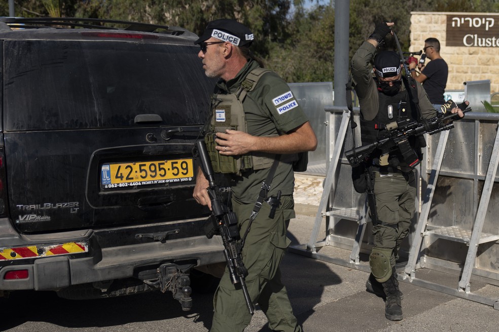 Forças de segurança israelenses protegendo uma estrada próxima ao local de onde o governo de Israel afirma que um drone foi lançado em direção à casa do primeiro-ministro — Foto: Ariel Schalit/AP
