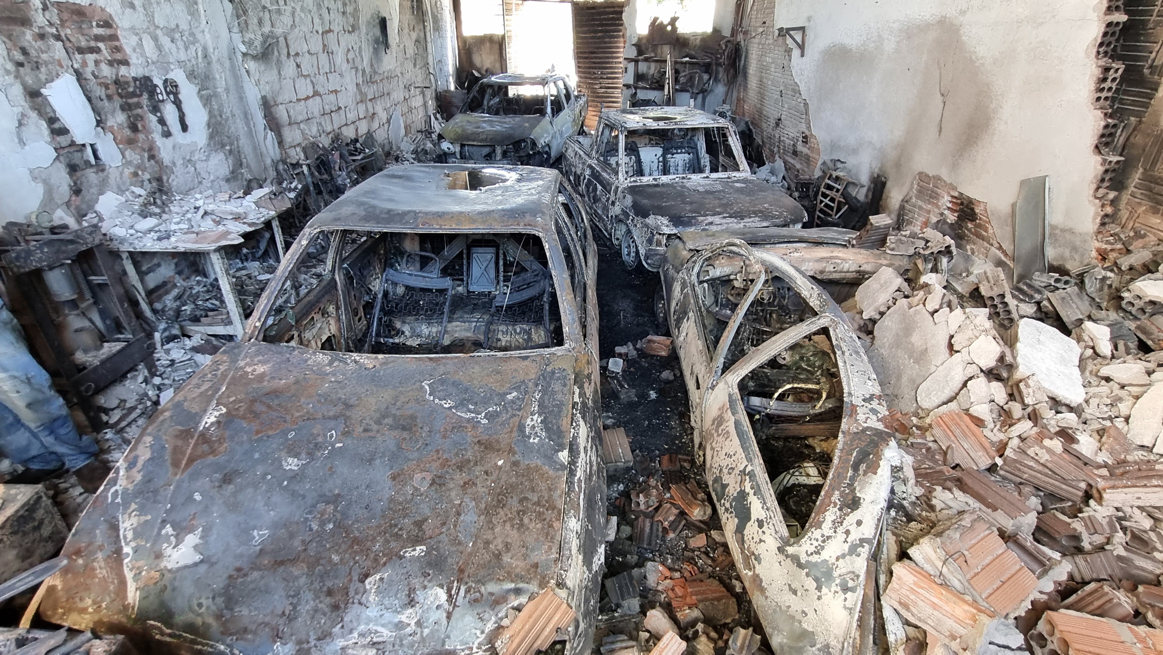 Incêndio destrói carros e moto dentro de oficina mecânica em Itaú de Minas; suspeita é de crime