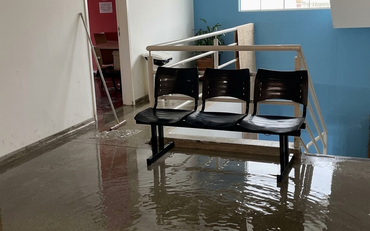 Vídeos mostram Centro de Fisioterapia do Piracicamirim alagado por goteiras após chuvas em Piracicaba