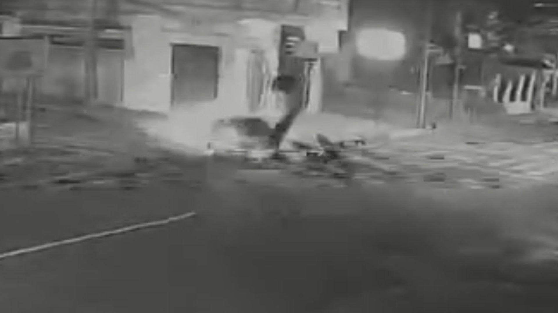 VÍDEO: Entregador de pizza é atingido por carro e motorista foge sem prestar socorro; motoboy fica em coma