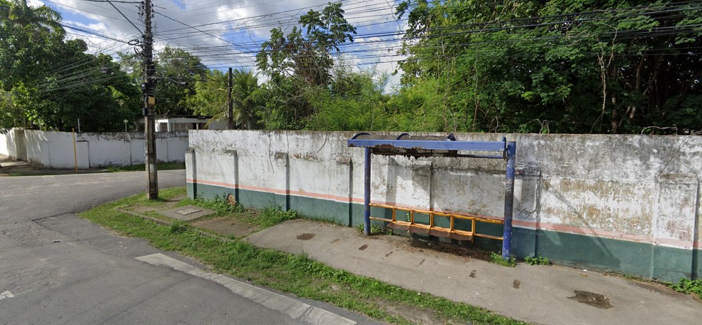 Aluno é baleado na calçada de escola pública em Maranguape, na Grande Fortaleza. — Foto: Google Maps/Reprodução