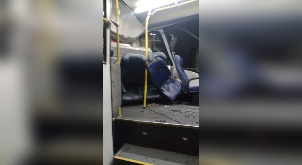 Três passageiros de ônibus ficaram feridos após acidente em rodovia de Jundaí (SP) — Foto: Reprodução