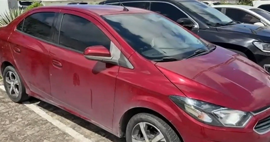 Quatro pessoas são presas dentro de carro roubado em avenida de João Pessoa 
