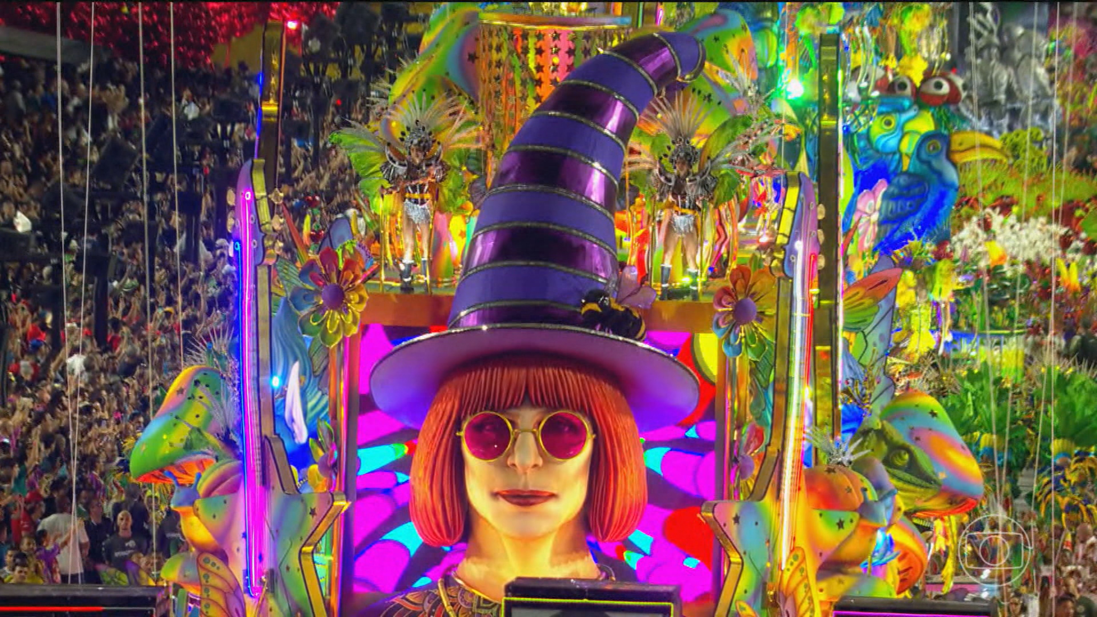 Quatro escolas empolgam a Sapucaí na segunda noite de desfile do Grupo Especial do Rio