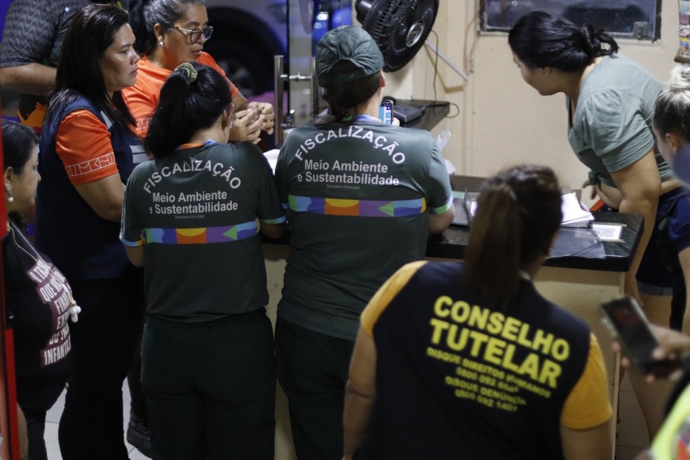 Estabelecimentos são autuados durante operação em bairros de Manaus  — Foto: SECOM
