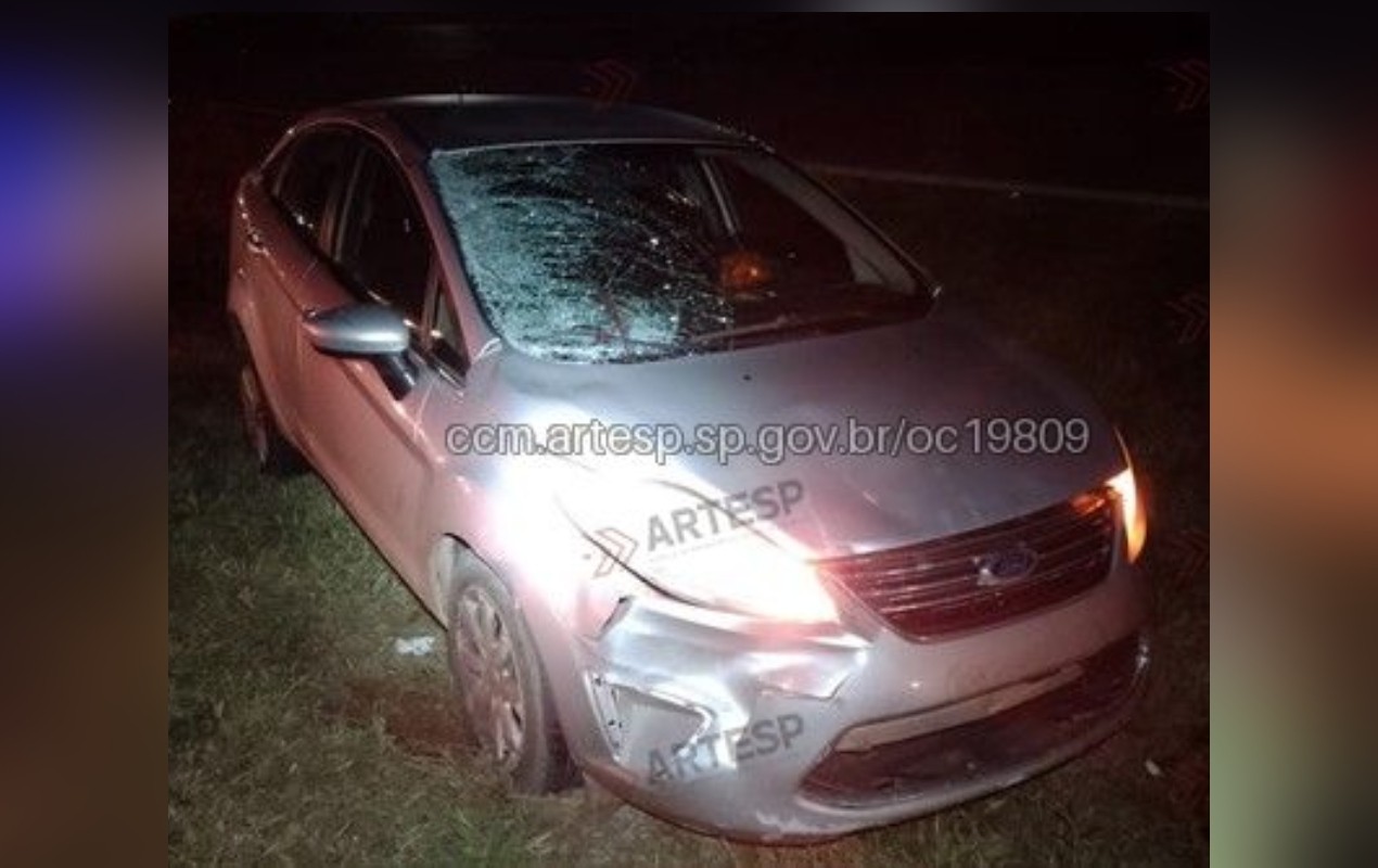Homem morre atropelado por carro ao tentar atravessar rodovia no interior de SP empurrando bicicleta