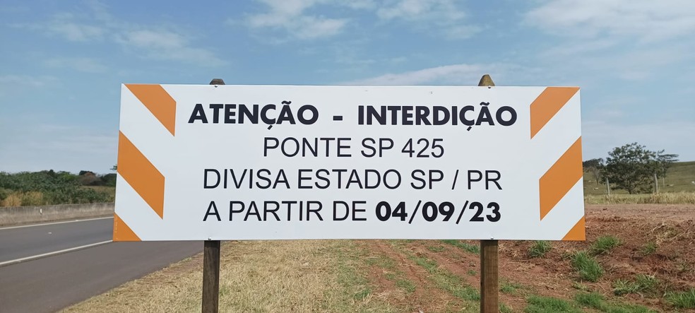 Placa alerta sobre interdição que será iniciada na próxima segunda-feira (4) — Foto: Rubens Ramos/TV Fronteira