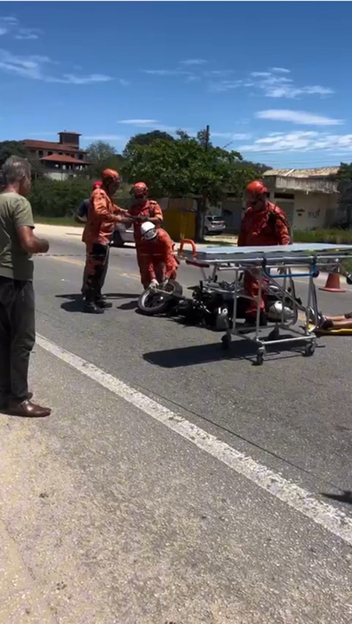 Motociclista fica gravemente ferido em acidente com caminhão na RJ-106, em Araruama