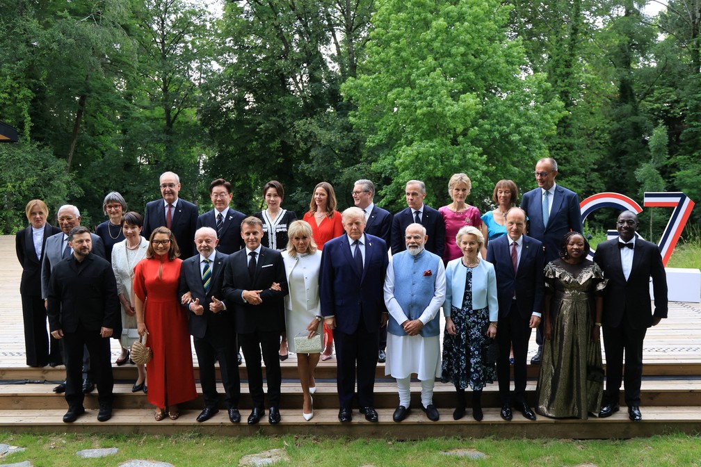 Trump e Lula voltaram a posar para uma foto antes de jantar de gala durante o G7 na França — Foto: LUDOVIC MARIN/Pool via Reuters