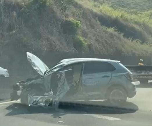 Acidente entre caminhão e carro deixa pessoa ferida na Via Dutra, em Barra Mansa