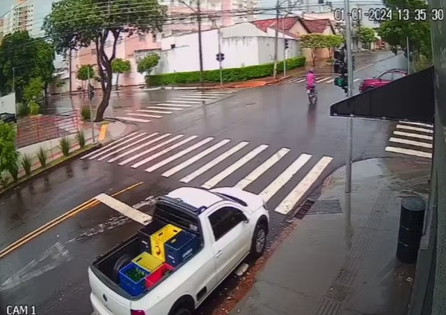 Motociclista morre ao colidir com carro e 'voar' em cruzamento com semáforo desligado em MS; vídeo