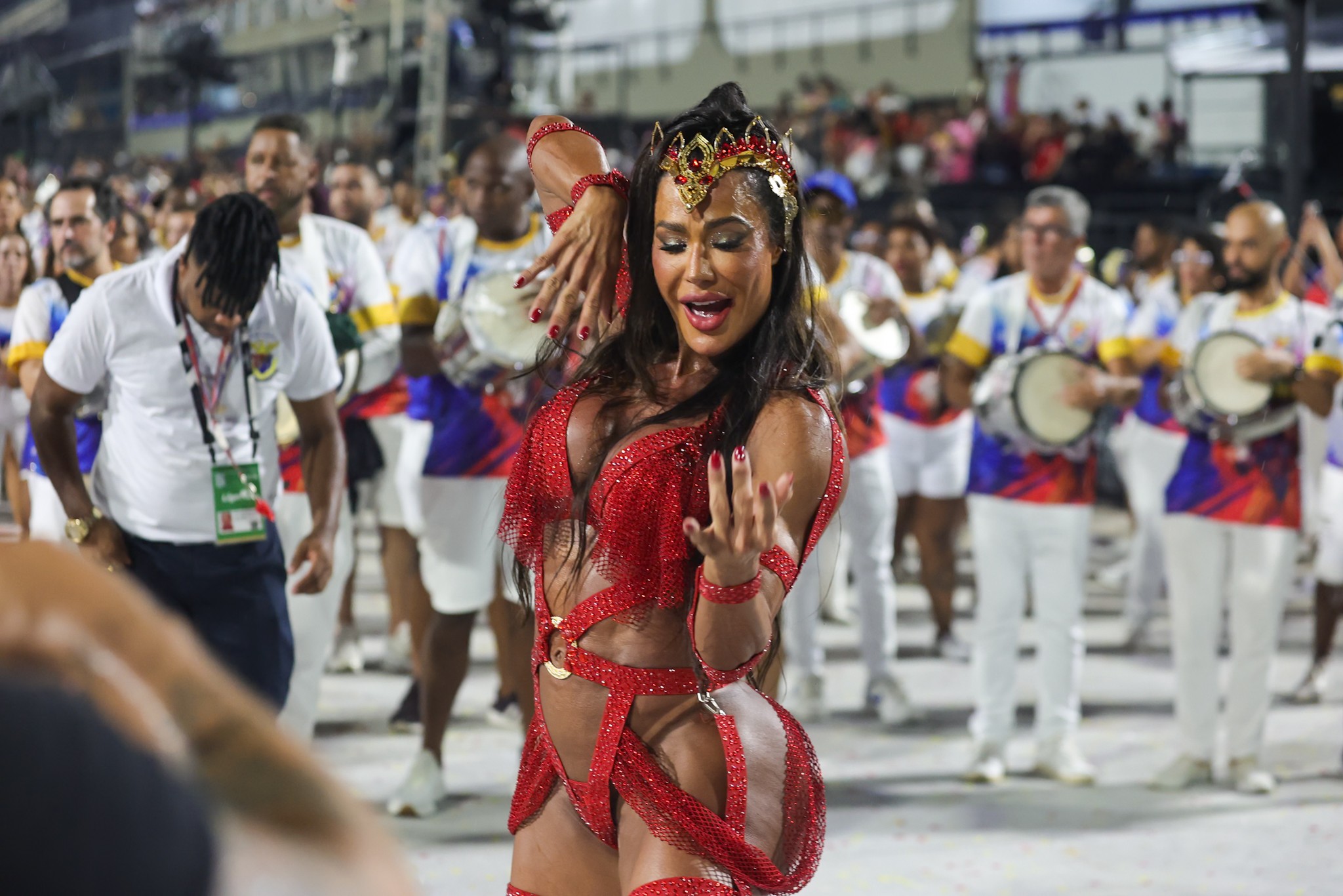 Gracyanne Barbosa marca presença no ensaio técnico da União da Ilha na Sapucaí