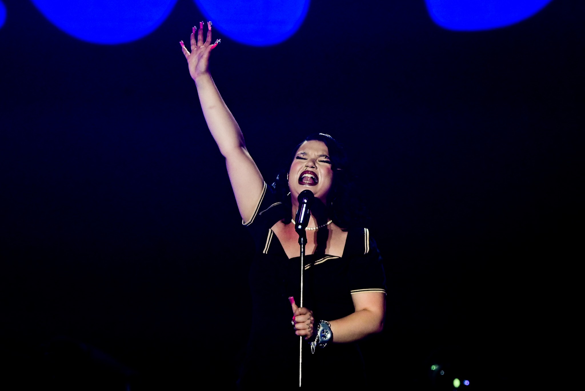 Lola Young faz estreia no Brasil com performance impactante, mas público apático