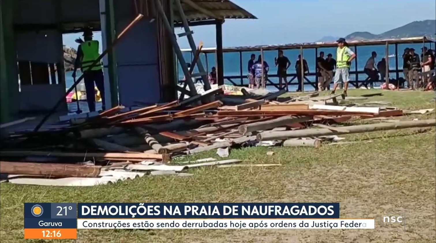 Ranchos de pesca e restaurante são demolidos em praia de Florianópolis após disputa judicial de 25 anos 