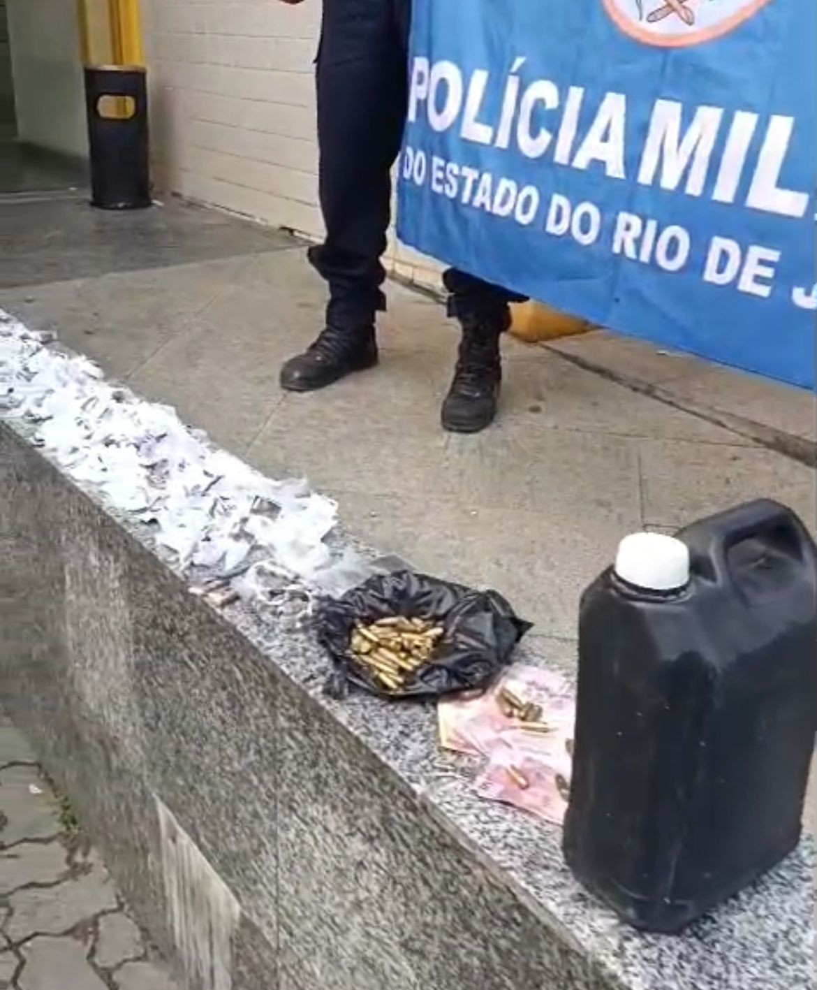 Homem é preso durante operação integrada contra o tráfico em Três Rios; arma e drogas são apreendidas