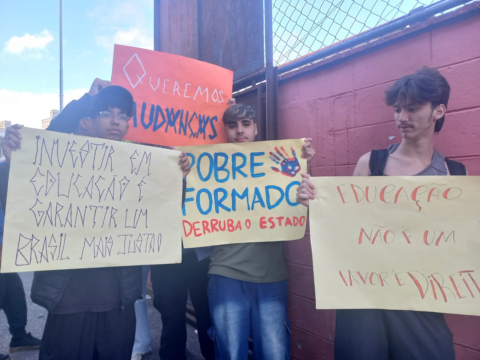 Alunos da rede estadual fazem protesto em frente à escola da Brasilândia alvo de fechamento de turmas em SP 