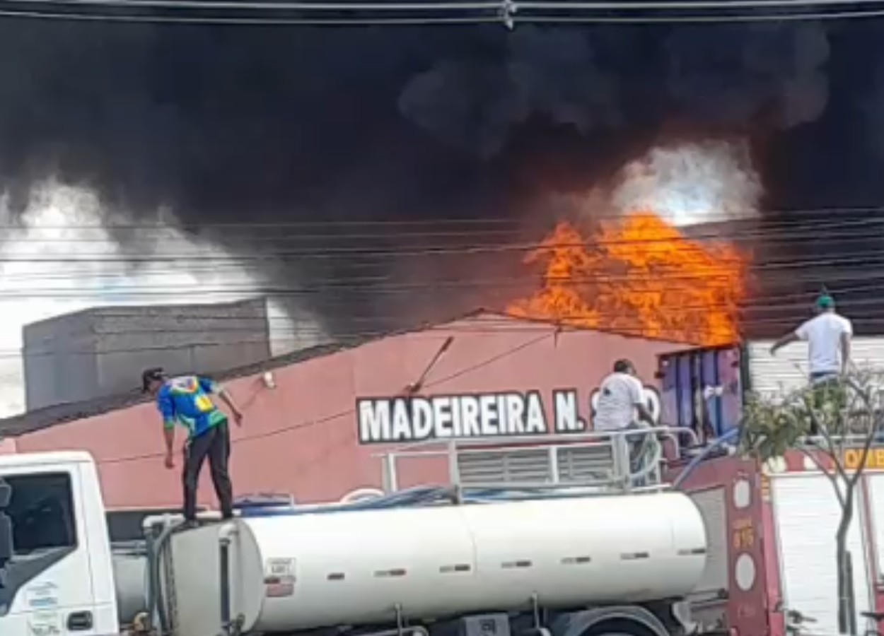 Incêndio destrói madeireira e deixa ferido em Santa Cruz do Capibaribe; VÍDEO