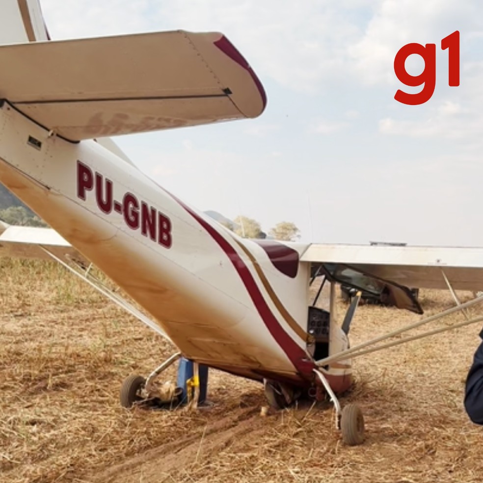 Avião de pequeno porte carregava fardos de cocaína — Foto: Polícia Militar