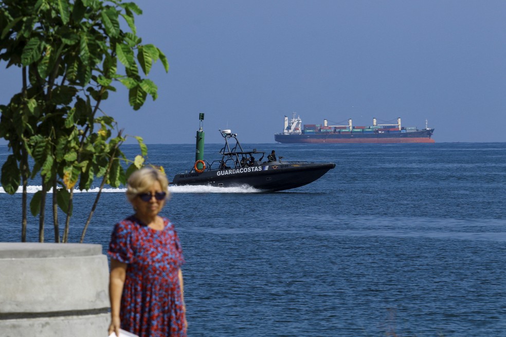 Barco da Guarda Costeira da Venezuela monitora costa de Puerto Cabello diante das tensões com a aproximação de navios militares dos EUA, em 11 de setembro de 2025. — Foto: Juan Carlos Hernandez/ Reuters