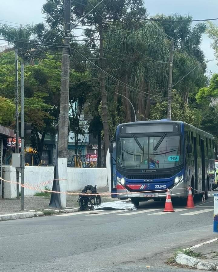 

Cadeirante morre atropelado por ônibus em Guarulhos; foto indica que vítima atravessava na faixa