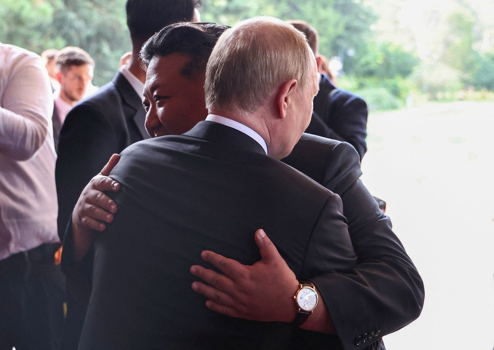 Cargueiro russo com suspeitos reatores nucleares para a Coreia do Norte afunda no litoral espanhol