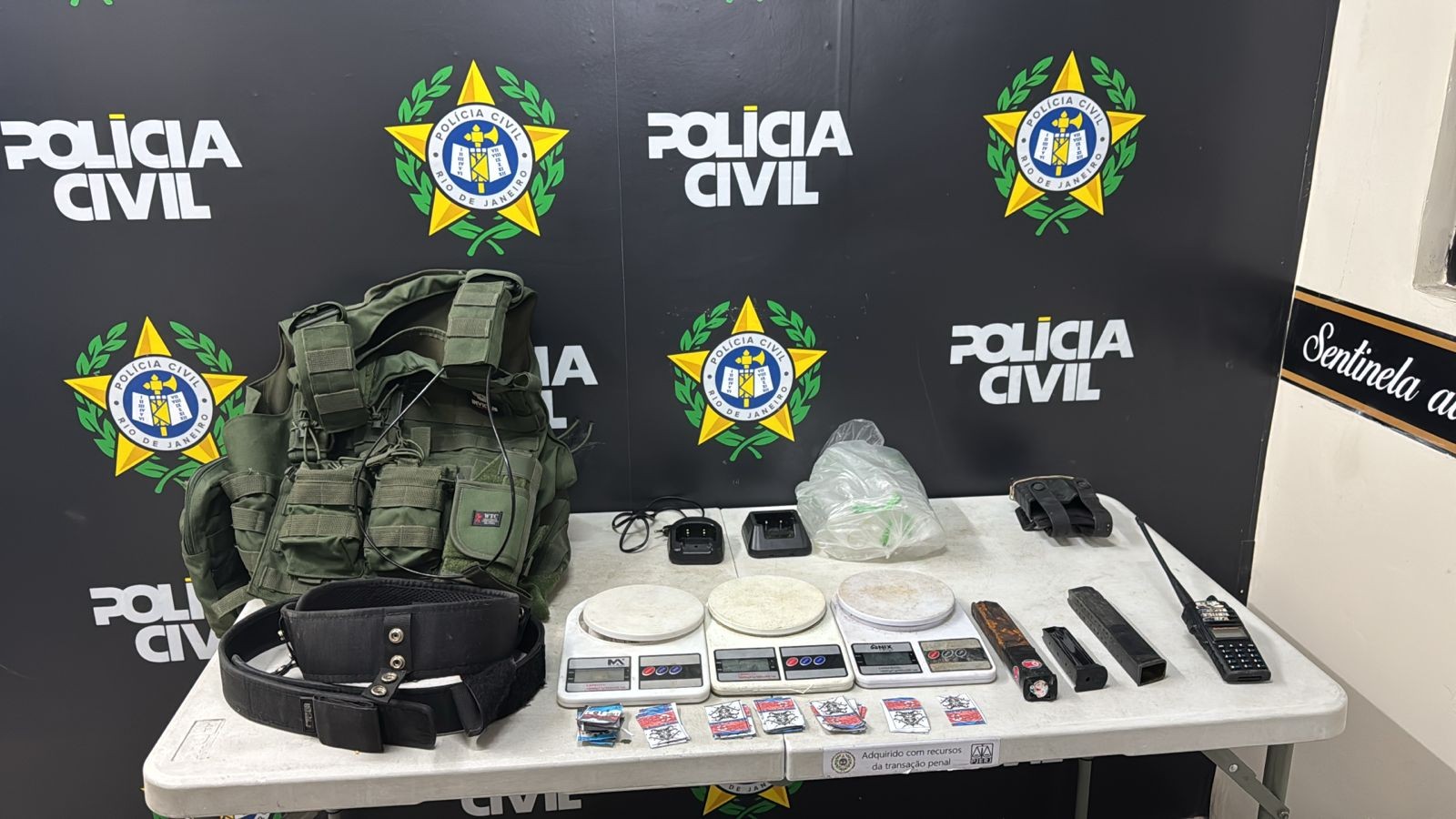 Operação da Polícia Civil prende sete pessoas por suspeita de tráfico de drogas em Volta Redonda