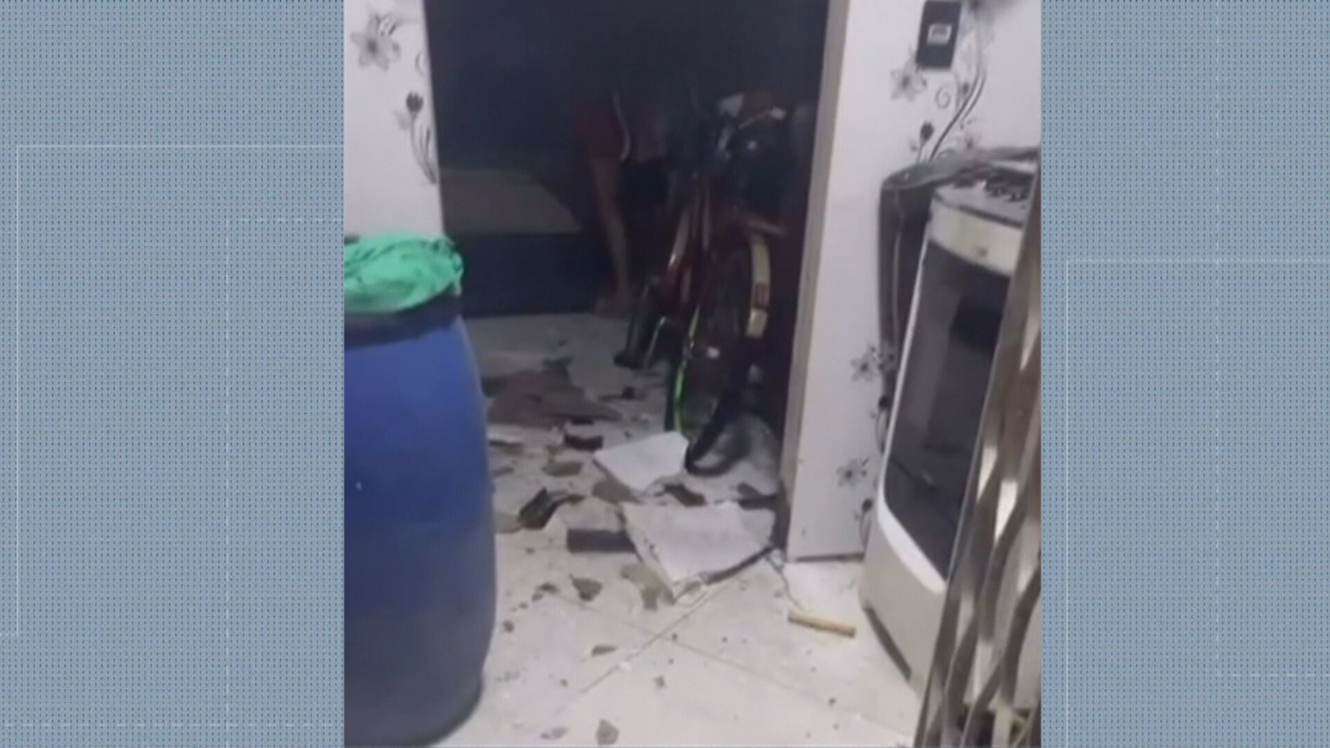 Criminosos tentam invadir comunidade em Curicica; drone lança granada contra blindado da PM