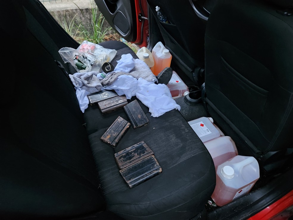 Galões com líquido inflamável também foram encontrados dentro de carros com explosivos em Santa Cruz — Foto: Divulgação