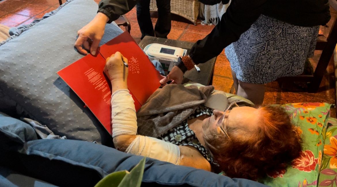 Escritora Roseana Murray dá primeiros autógrafos com a mão esquerda ao chegar em casa após alta hospitalar
