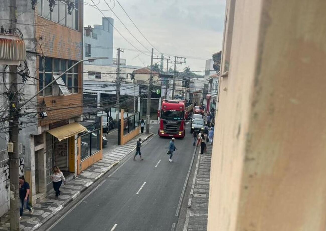 
Carreta interdita trânsito no Centro de Mogi das Cruzes