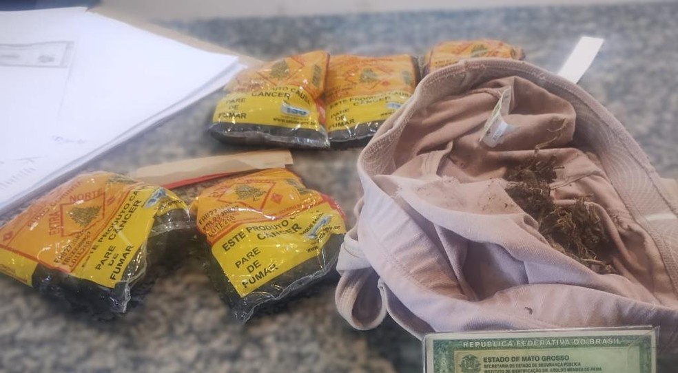 Drogas estavam escondidas em roupas íntimas e em novelos de lã durante visitas às unidades penitenciárias de Cuiabá e Paranatinga — Foto: Polícia Penal