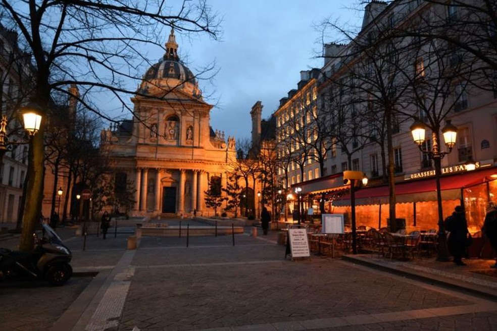 Os rituais da comunidade acadêmica parisiense deixaram Lemaitre perplexo — Foto: GETTY IMAGES via BBC