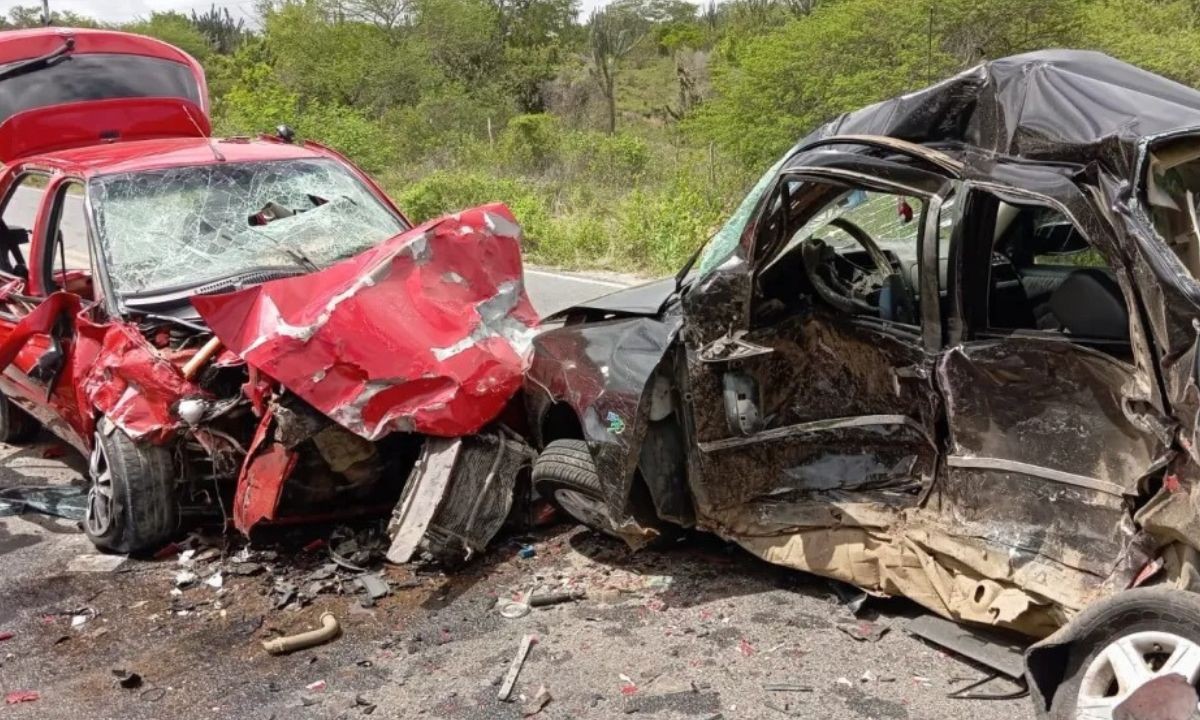 Tio e sobrinho morrem após colidirem carros em rodovia na Bahia; jovem perdeu controle da direção, invadiu contramão e bateu no outro veículo