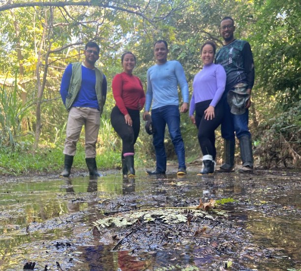 Grupo de pesquisadores em trabalho de campo no Rio Doce. — Foto: Arquivo pessoal